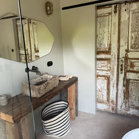 Dom W Sadzie シャレー Kostomloty