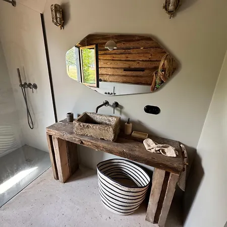 シャレー Dom W Sadzie Kostomloty